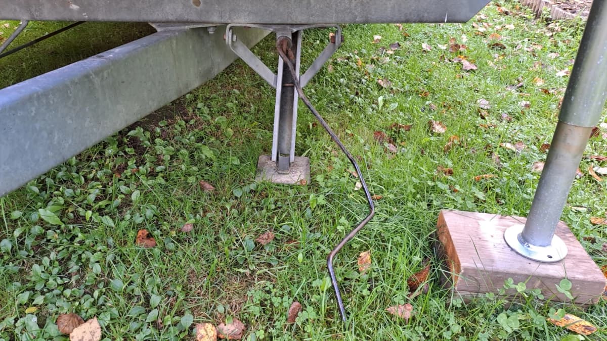 Kuva kärryn kulmatuesta ja kahvasta.