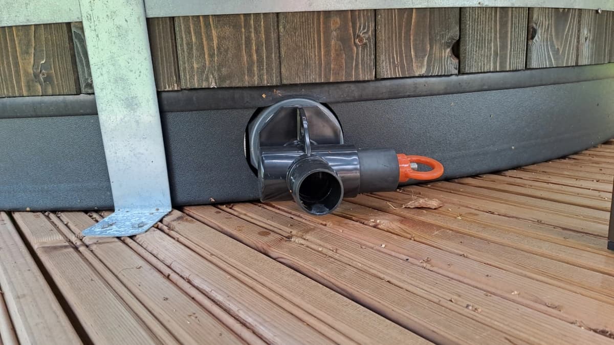 Kuva paljun poistoputkesta ja vesitulpasta.