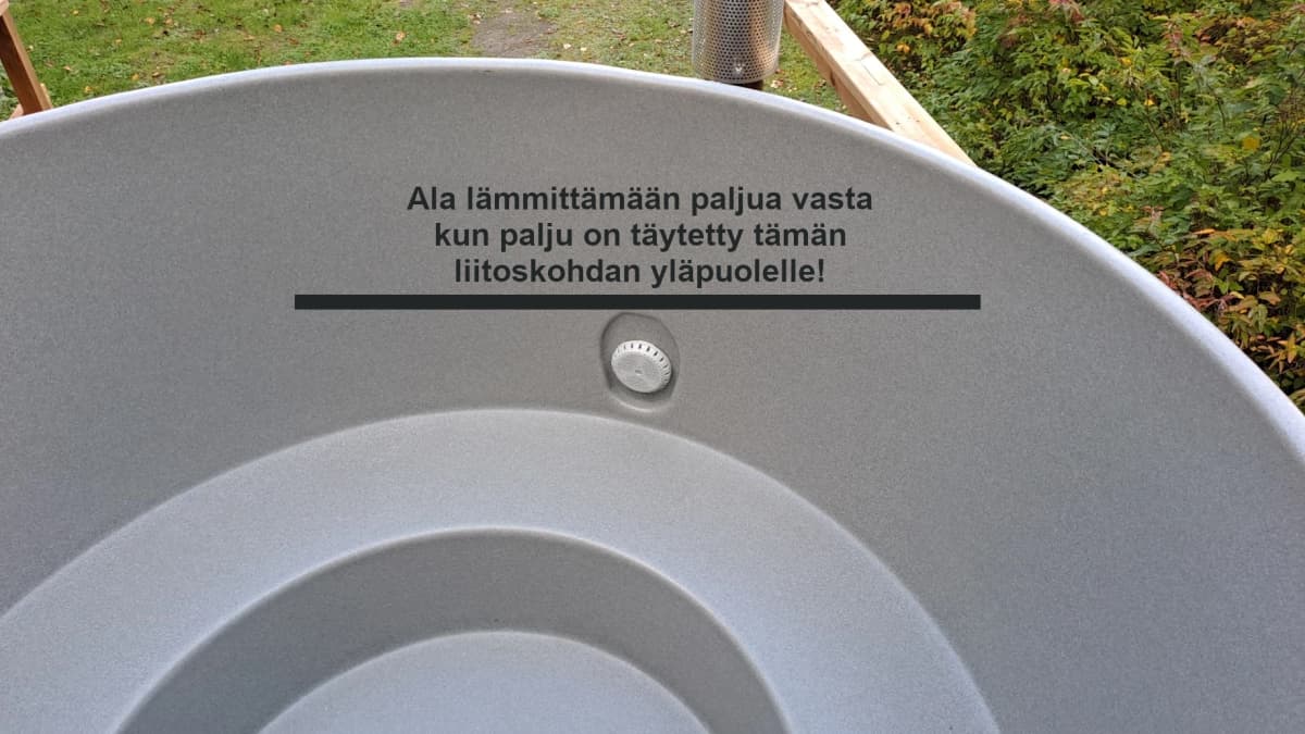 Sytytä kamiina vasta, kun vesi on vähintään 5 cm ylemmän kamiinan liitosputken yläpuolella!